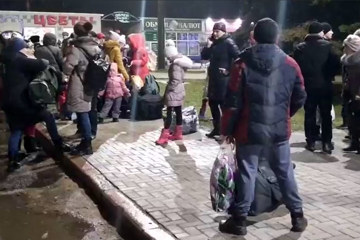 В первую очередь эвакуируют. Эвакуация из Донецка. Жители Донецка. Эвакуированные из Донбасса.