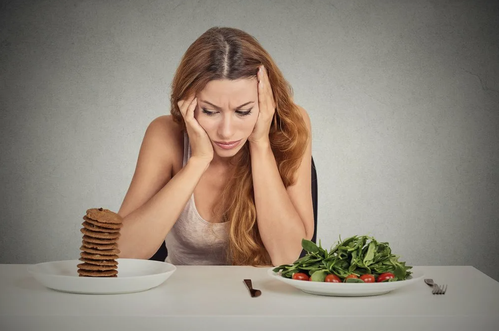 Реклама голод. Женщина на диете. О женщина. Стресс и еда. Человек на диете.