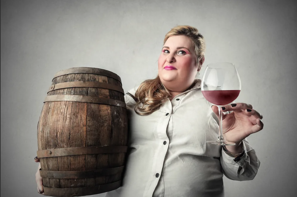 На диете пью вино. Женщина с вином. Женщина винодел. Женщина пьет вино. Большой бокал с вином.