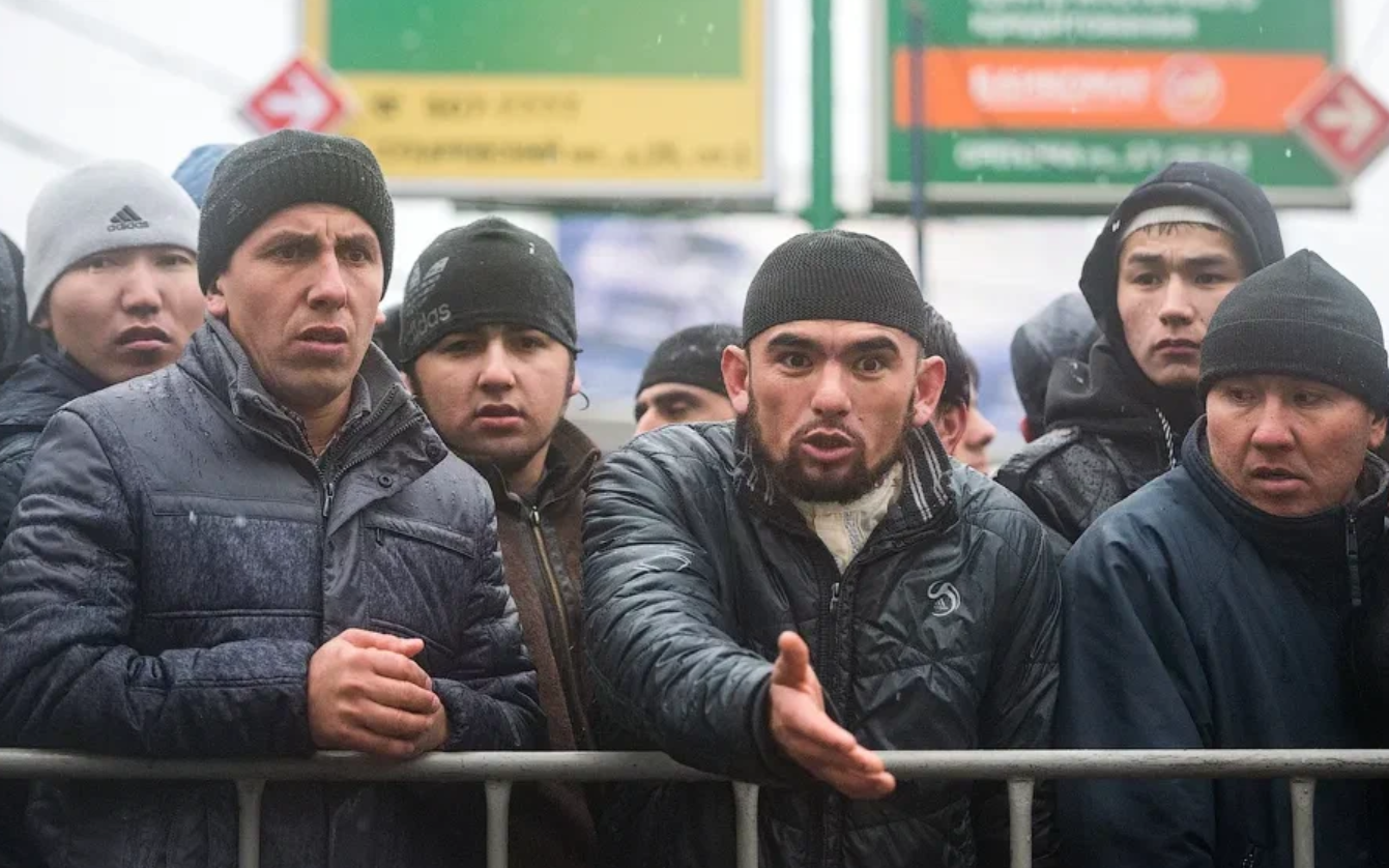 Таджики покидают страну. Толпа таджиков. Толпа мигрантов. Чурки в Москве. Мигранты в России.