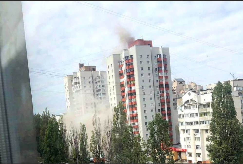 13 октября 15 года. Белгород обстрел 2022. Ракета попала в жилую многоэтажку в Белгороде. Белгород бомбежка 2022. Многоэтажный дом.