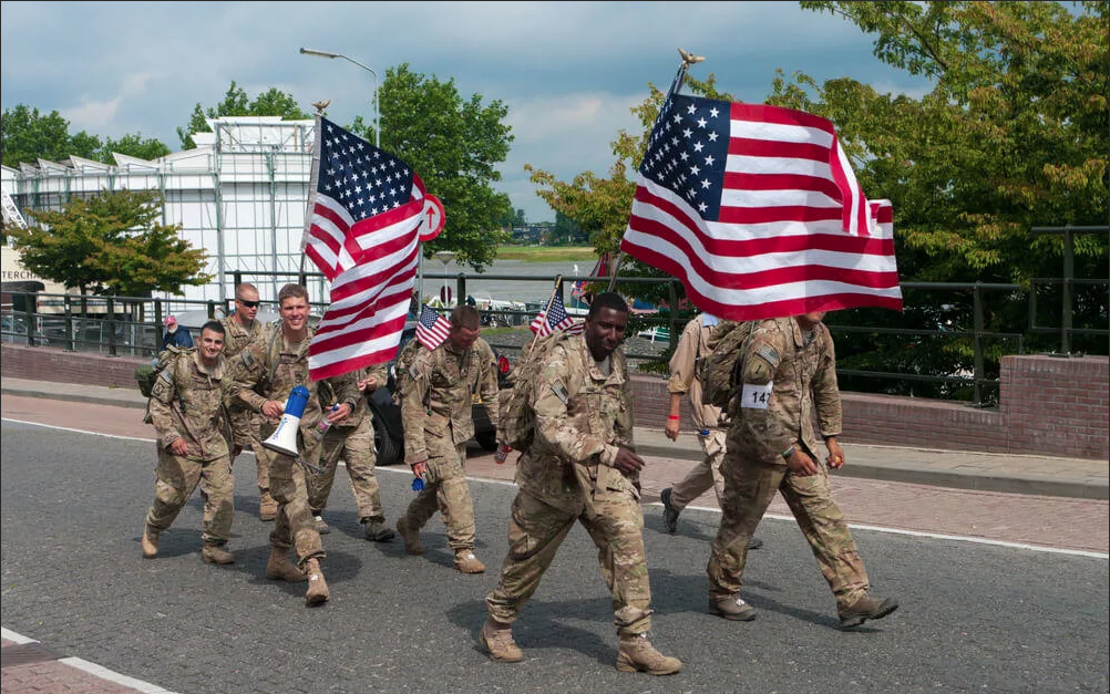 American marches. Войска США. Армия Америки. Солдаты США на марше. Армия США на марше.