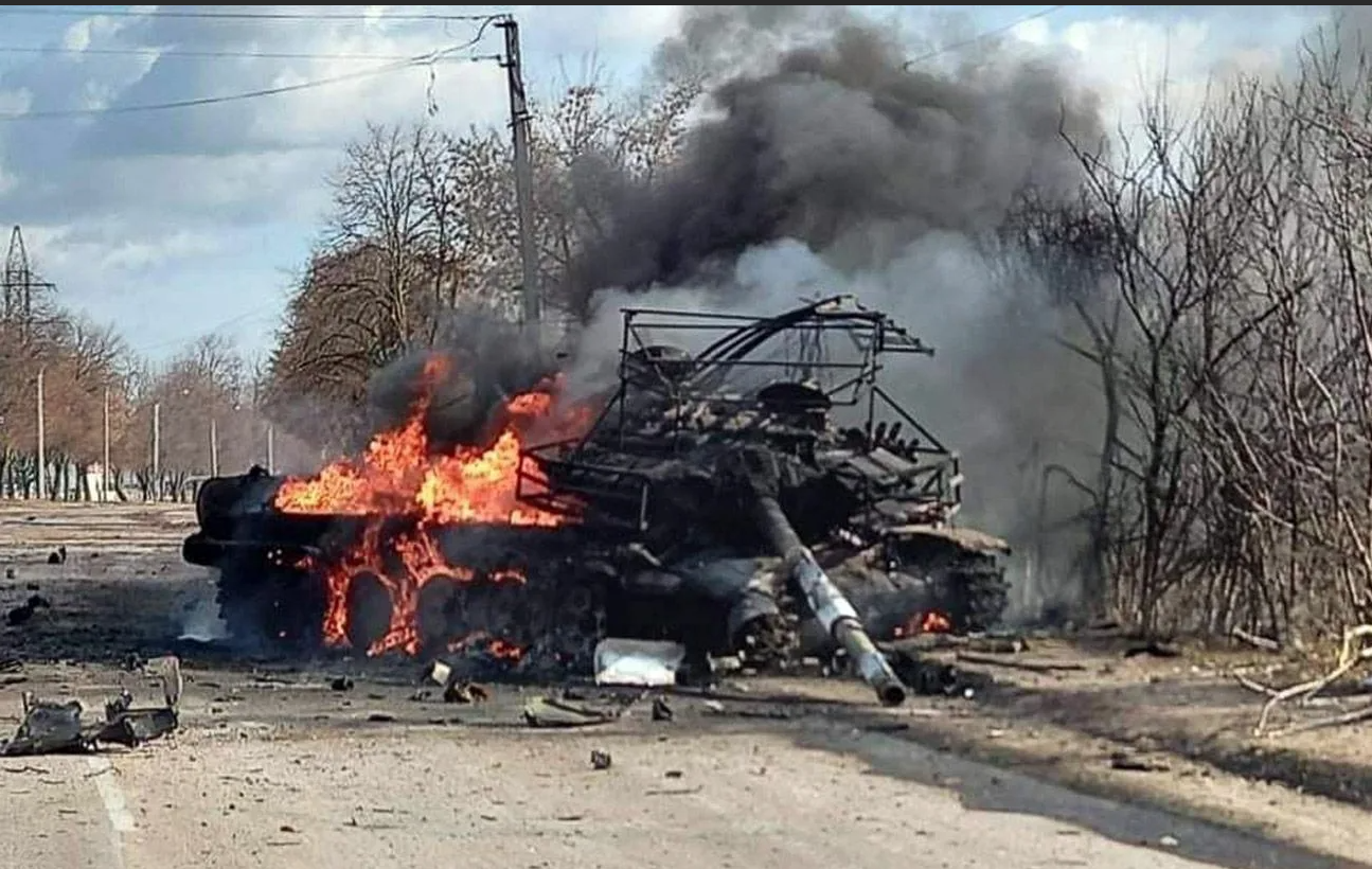 Сколько всу уничтожены. Украина подбитый танк т80. Сгоревший российский танк. Подбитый украинский танк.