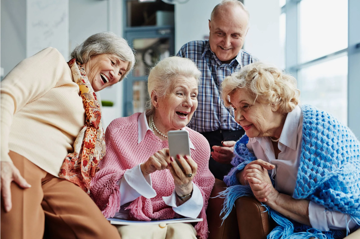 Пожилые люди. Счастливые пожилые люди. Бабушка и дедушка. Бабка со смартфоном. Встреча старости
