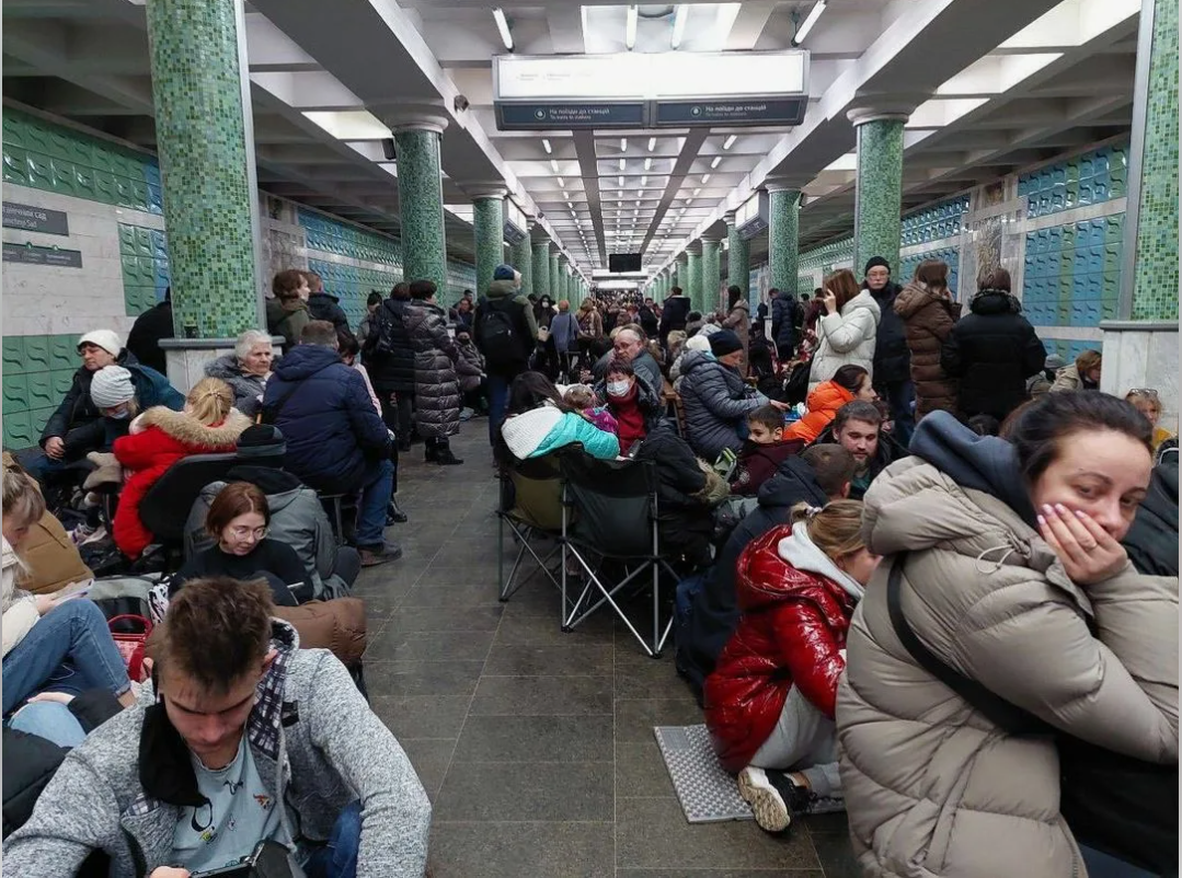 Город харьков новости сегодня. Люди в метро в Киеве. Харьков люди в метро.